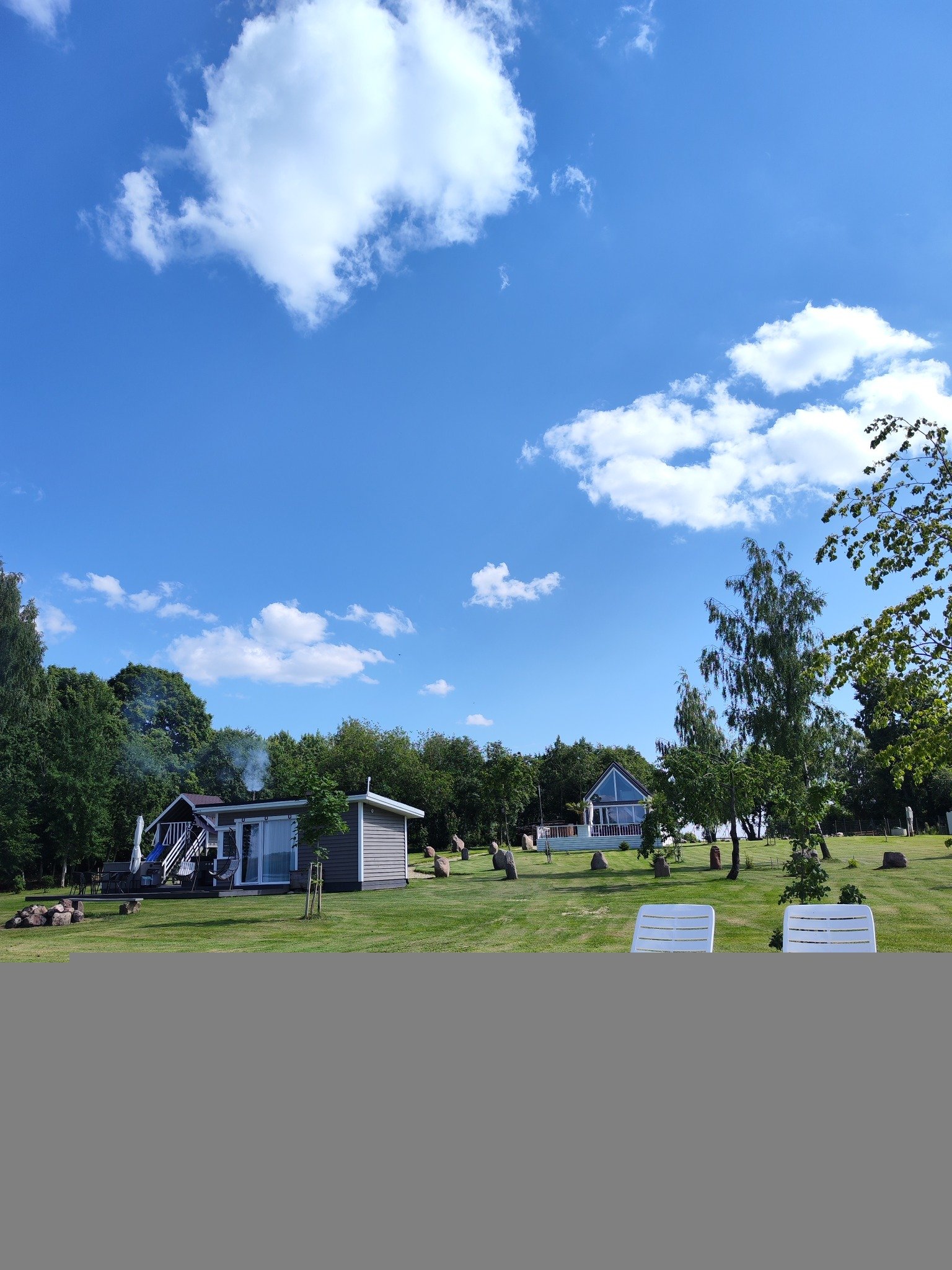 Akmenė Glamping teritorija nuo privataus paplūdimio